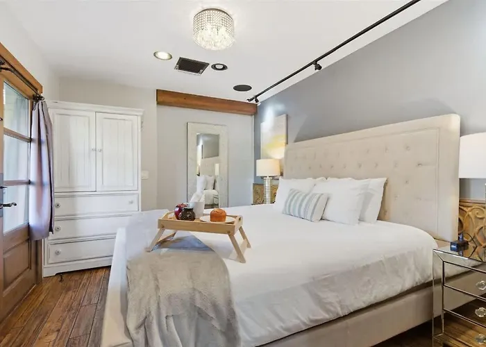 Petite - In Old Town - Near Entertainment District Holiday home *